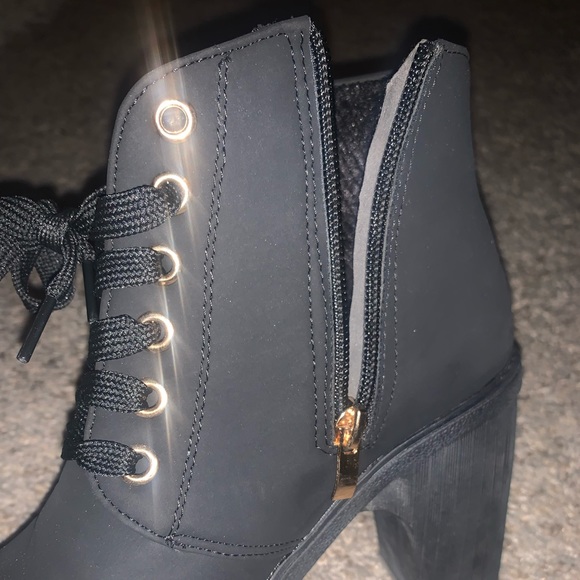 Minimalist Lace-Up Front Chunky Heeled Boots - Picture 5 of 7